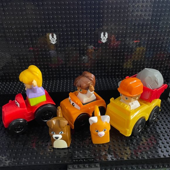 BRAND NEW MEGA BLOKS CARS WITH FIGURES - WRAP IN THE MANUGFACTORY PLASTIC BAGS. - Picture 2 of 7